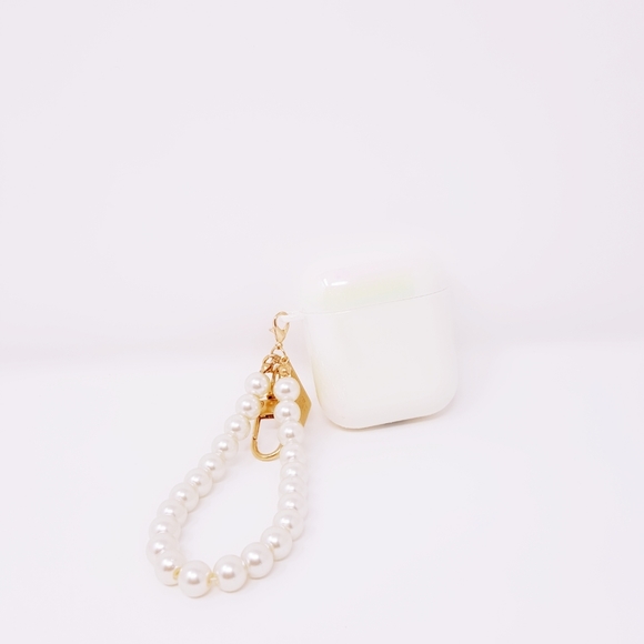 Airpods Case with Keychain - Picture 10 of 10